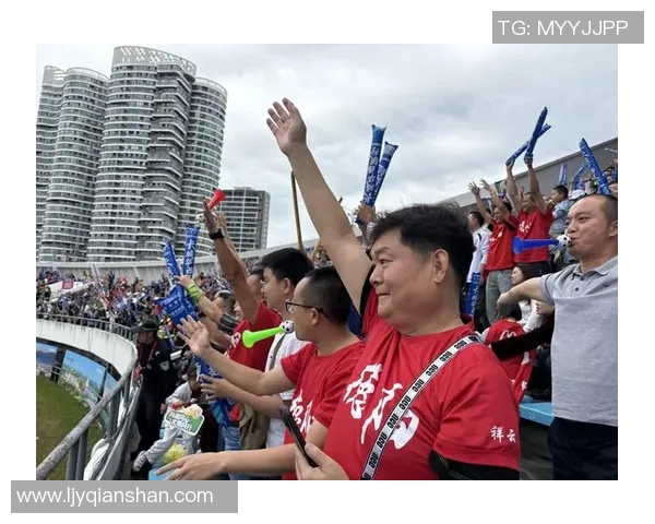热烈欢迎足球明星莅临我们的城市共同庆祝足球盛宴的到来