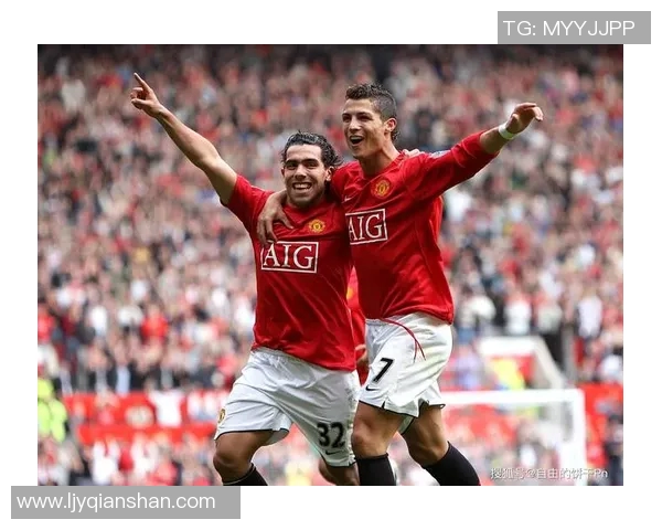 足球明星与球员同框瞬间展现激情与友谊的完美结合 足球明星与球员同框瞬间展现激情与友谊的完美结合